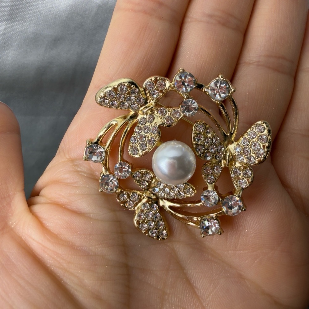 New Classic vintage gold color Butterfly Brooch with Pearl Accent